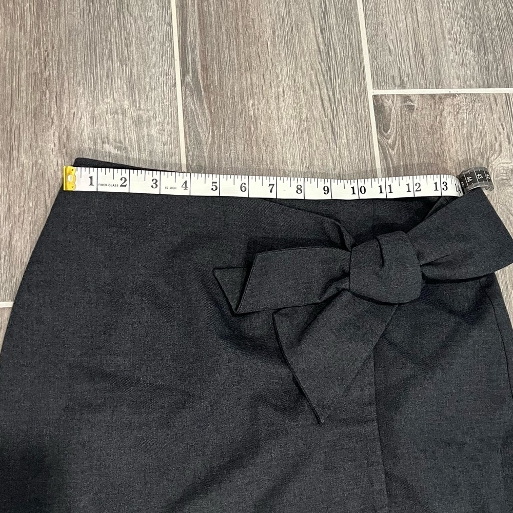 NWT! LOFT Charcoal Gray Bow-Detail Wrap Mini Skirt. Size 2. - Picture 5 of 8
